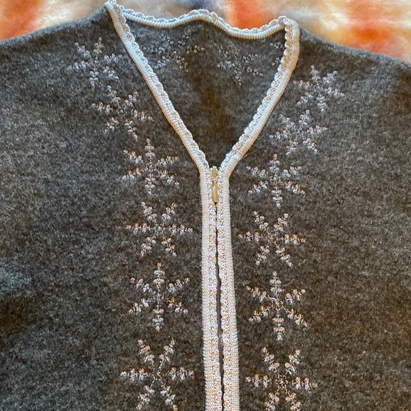 NWOT, beautiful snowflake sweater, no tags S/M - Picture 2 of 6